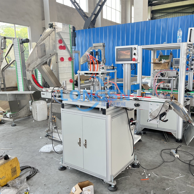 m&aacute;y lắp r&aacute;p nắp nhựa