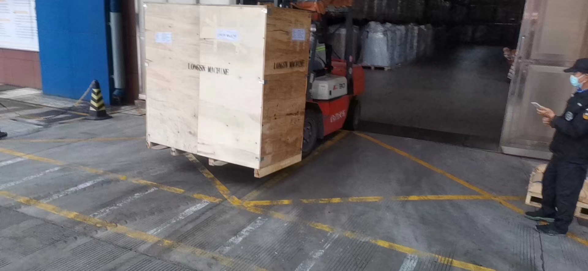 người kiểm tra r&ograve; rỉ chai