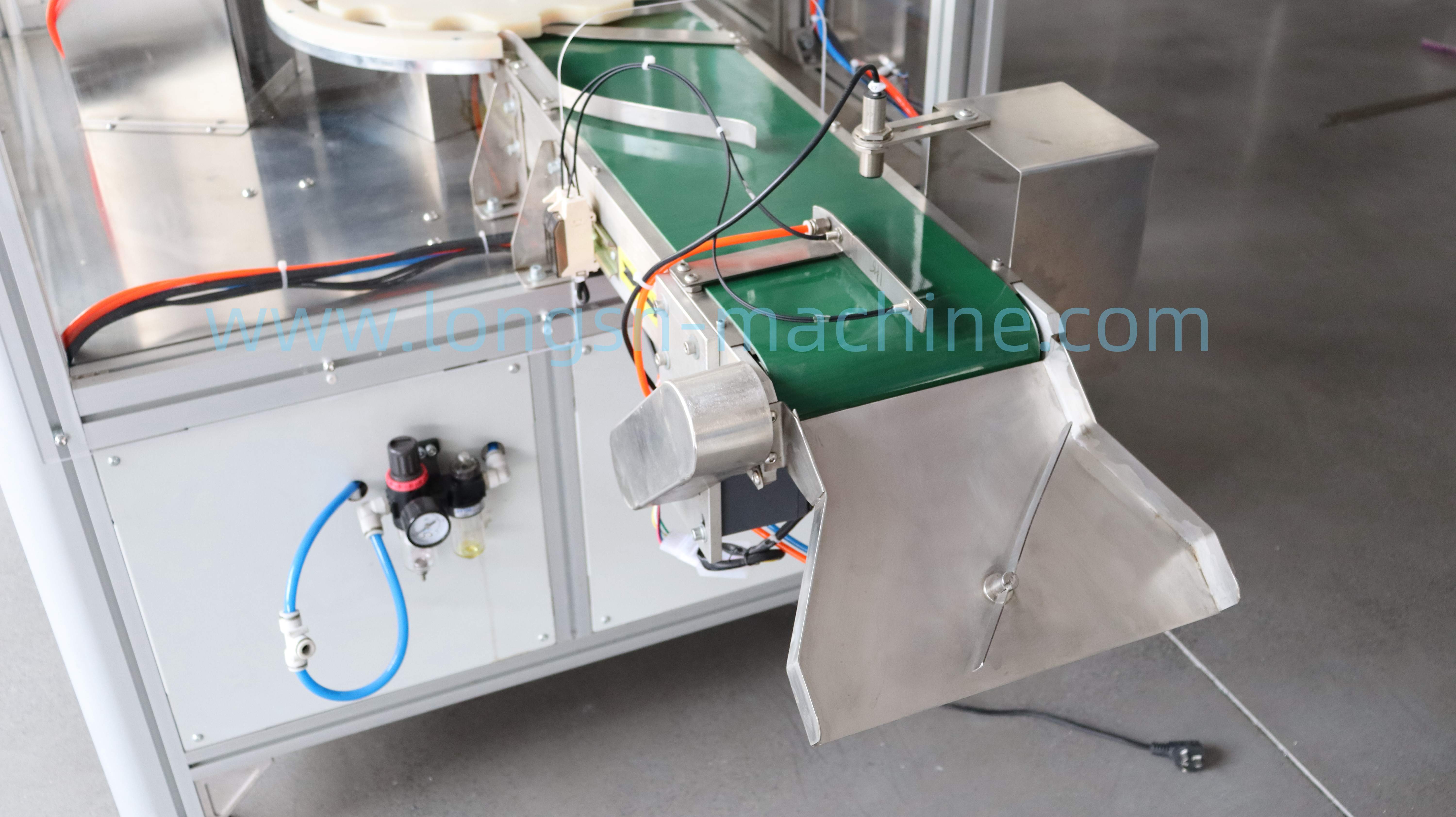 m&aacute;y l&oacute;t nắp chai