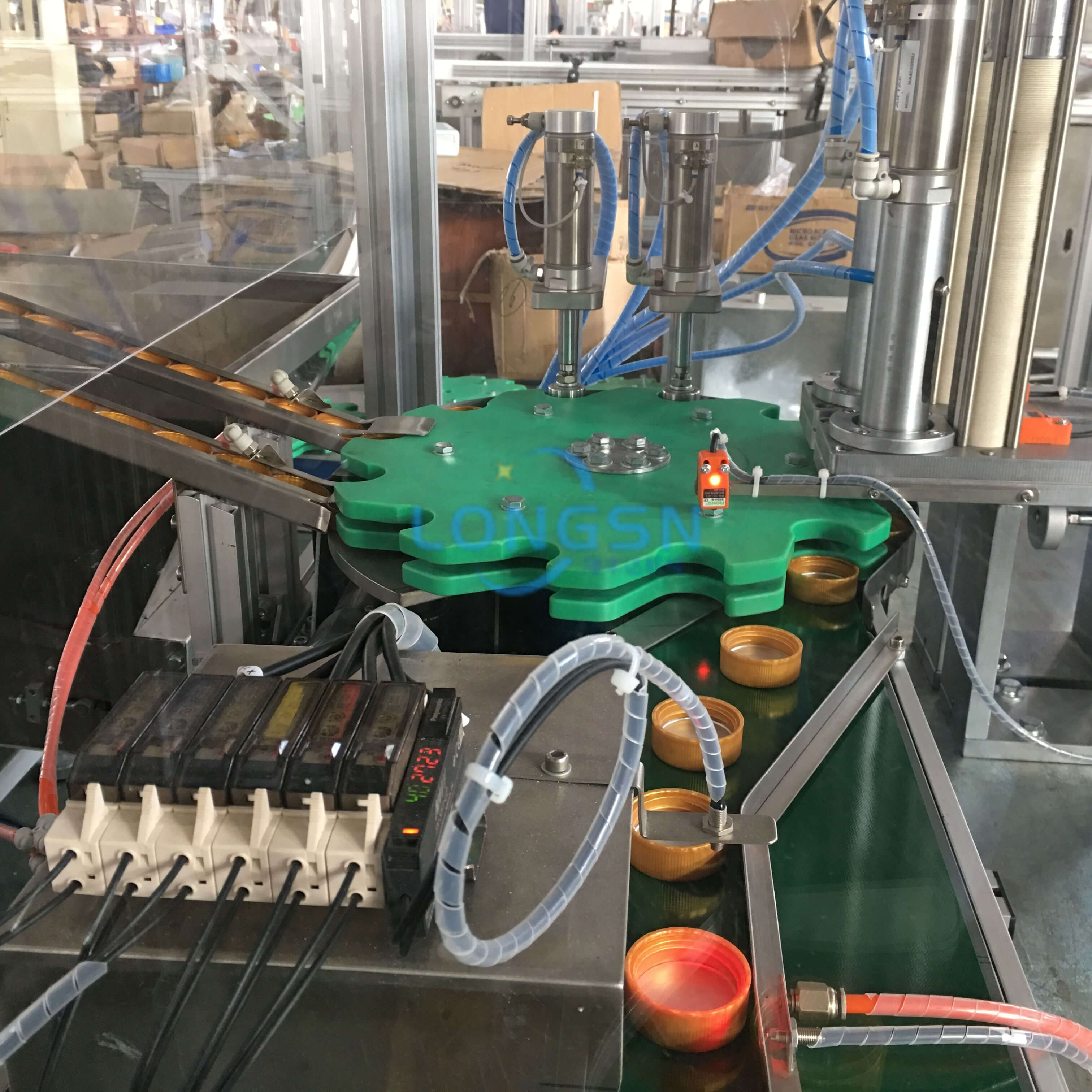 M&aacute;y lắp r&aacute;p nắp