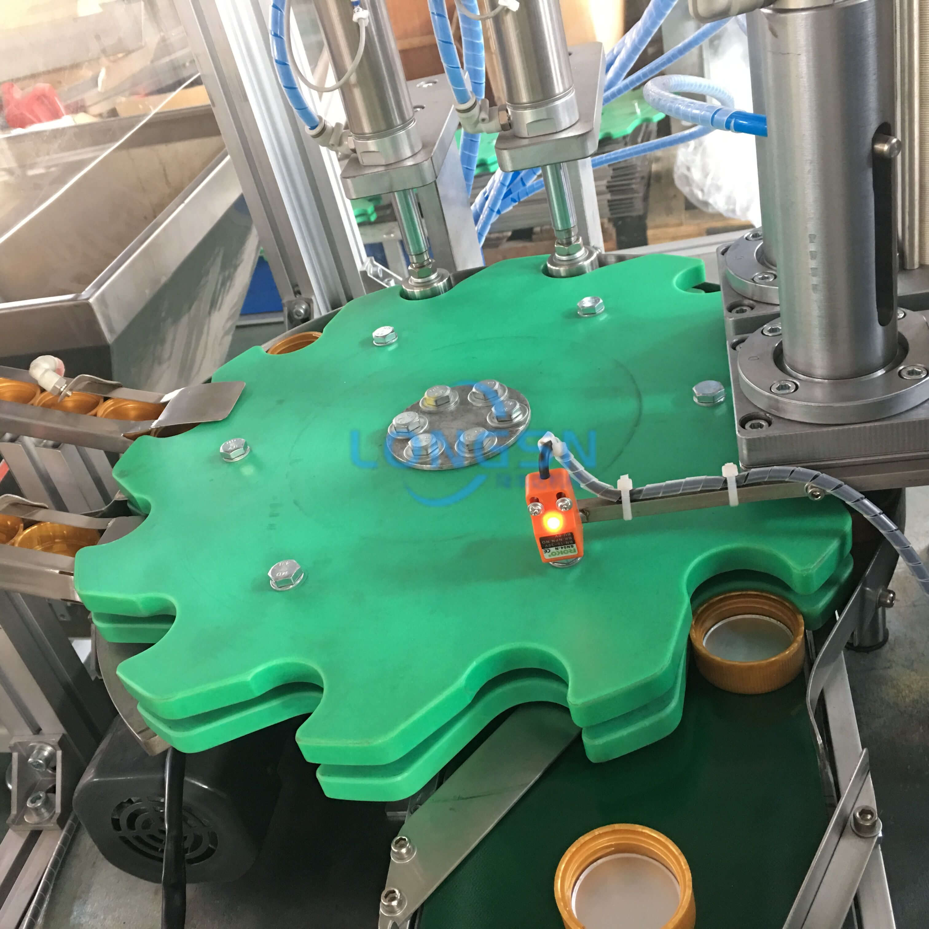 M&aacute;y lắp r&aacute;p nắp l&oacute;t