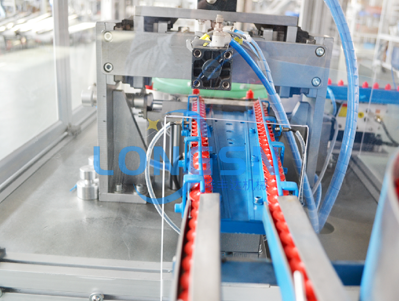 m&aacute;y lắp r&aacute;p mũ thể thao