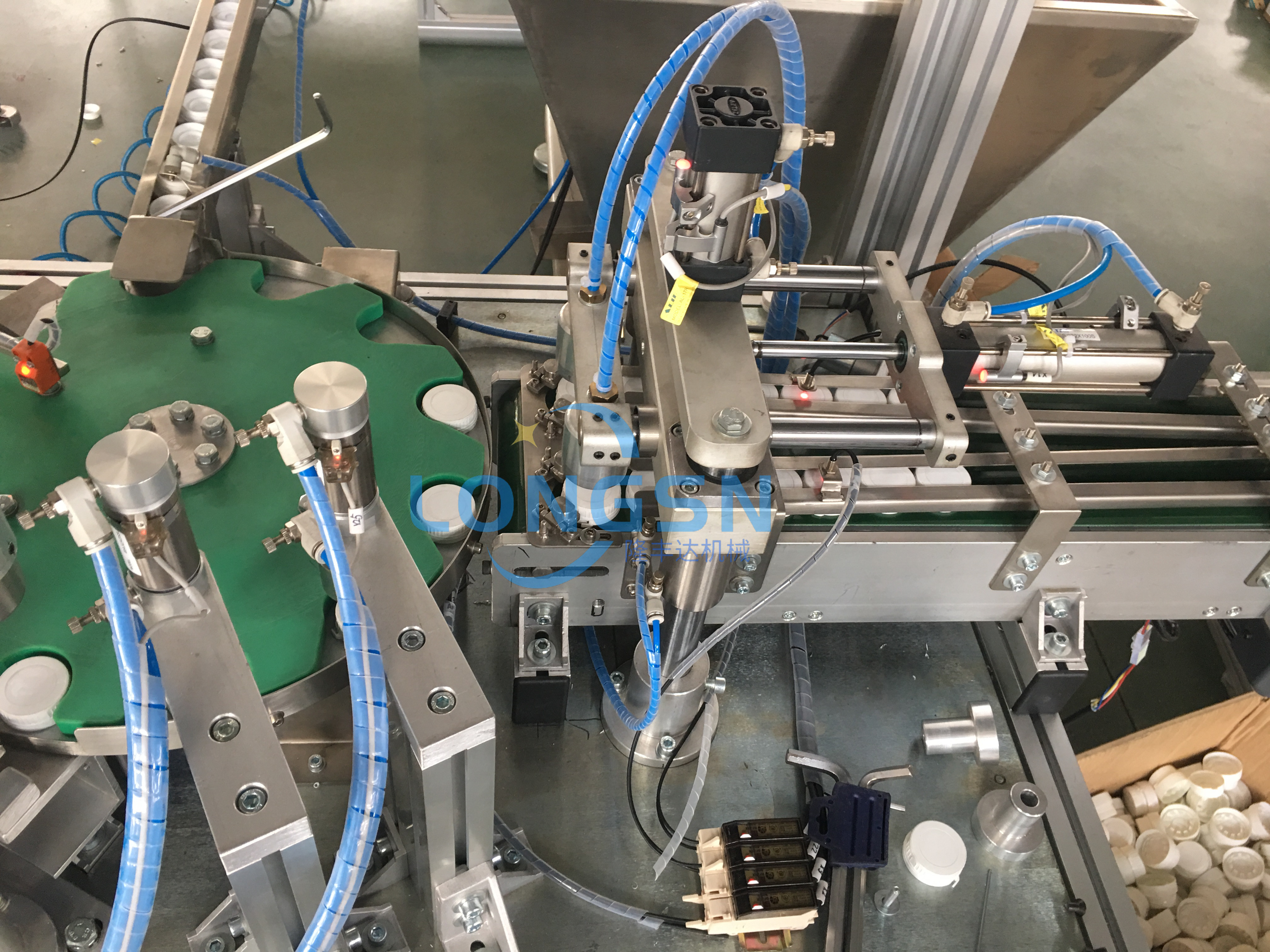 M&aacute;y lắp r&aacute;p nắp