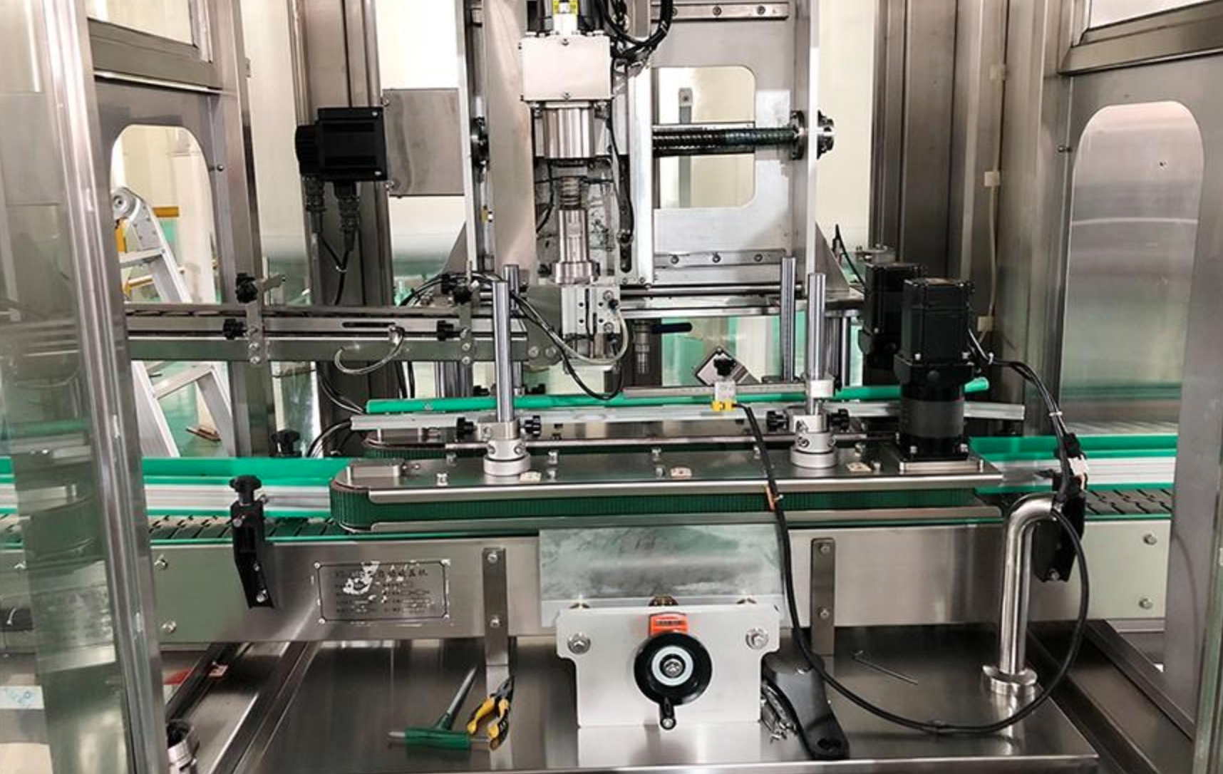 M&aacute;y đ&oacute;ng nắp chai