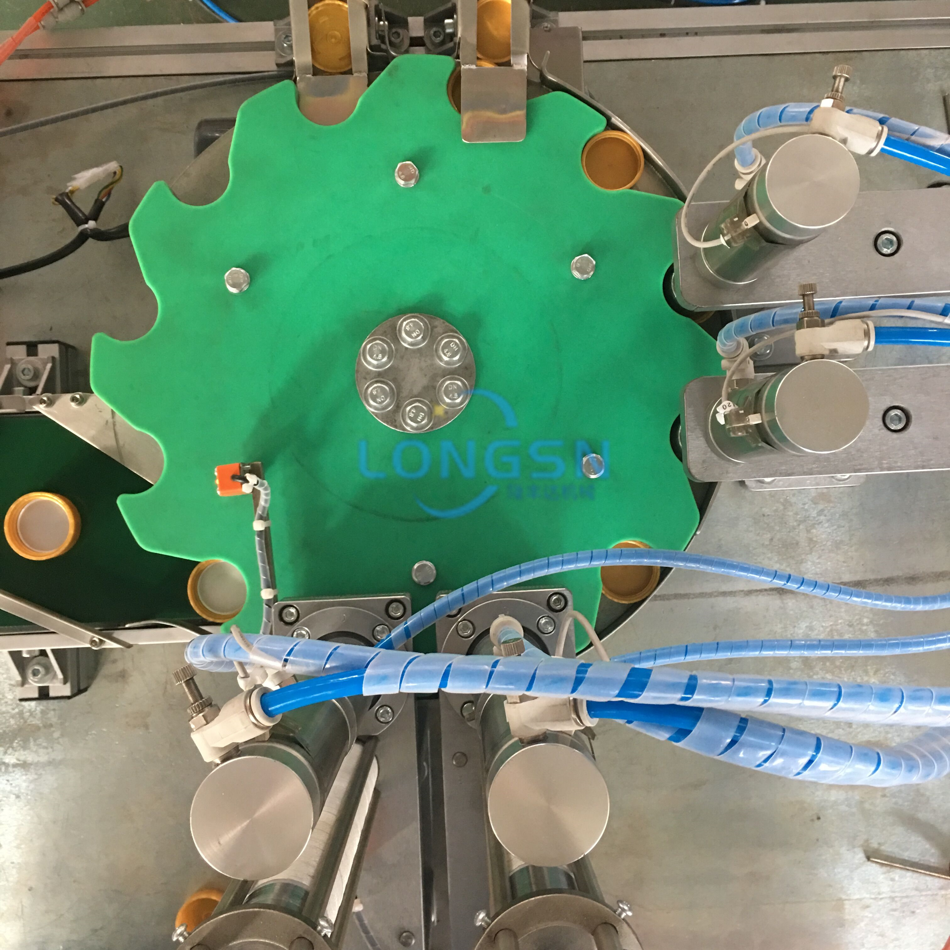 M&aacute;y lắp r&aacute;p nắp