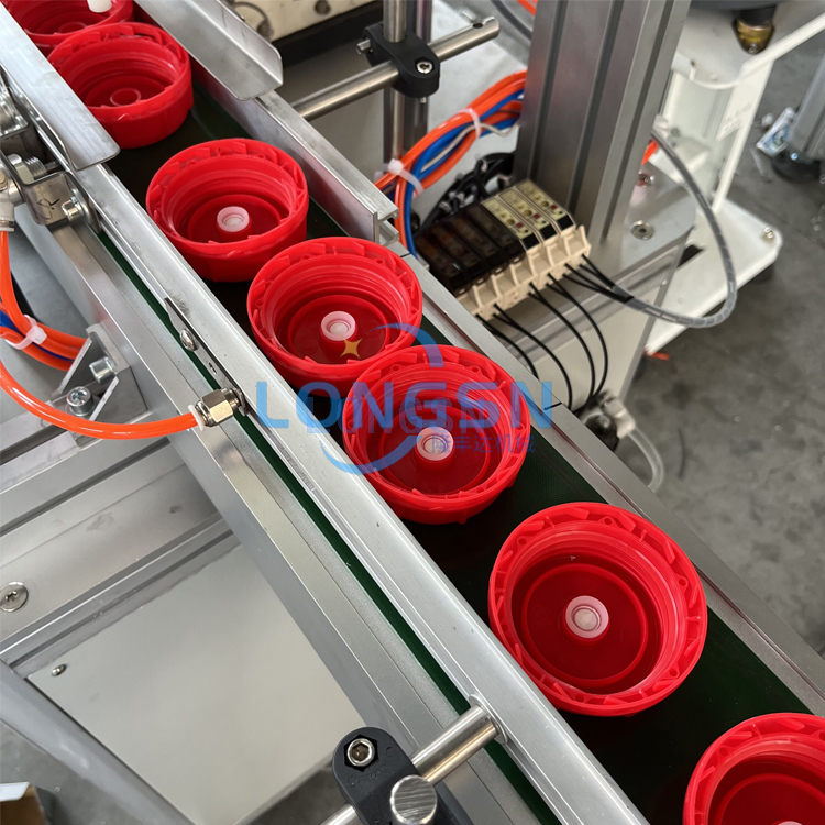 m&aacute;y lắp r&aacute;p nắp nhựa